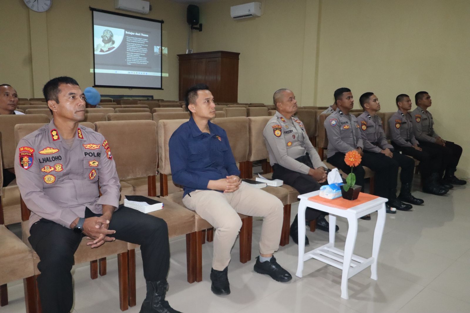 Personel beragama Kristen berkumpul di Rumah Doa Getsemany