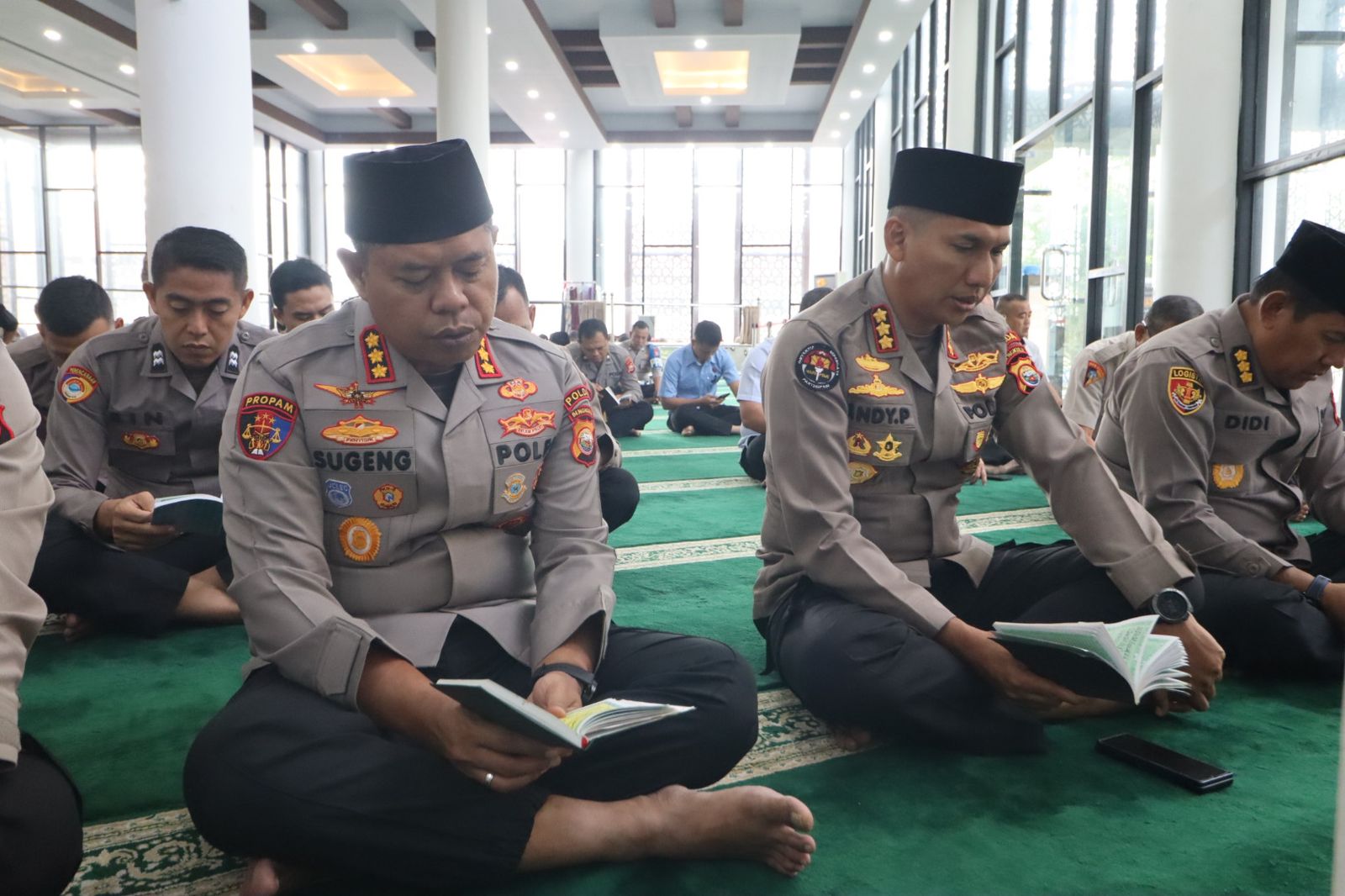 Personel beragama Islam mengikuti kegiatan di Masjid Al Amin Polda Bengkulu.