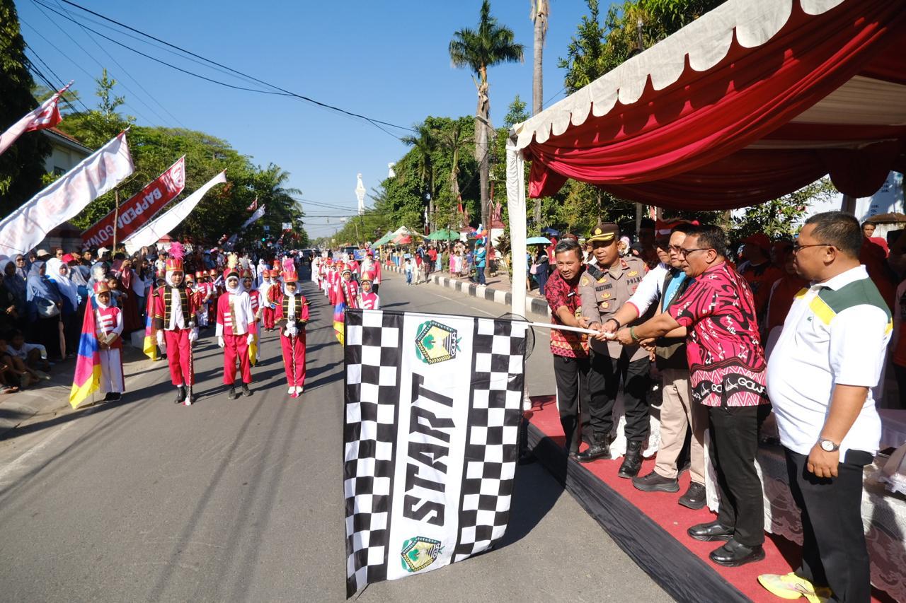 Wakil Bupati Gowa Darmawangsyah Muin melepas peserta gerak jalan pelajar