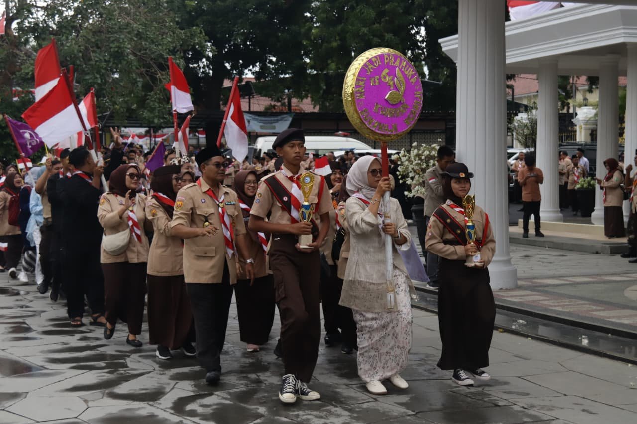 Para peserta tetap bersemangat meski hujan, menunjukkan jiwa pantang menyerah khas Pramuka.