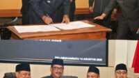 Bupati Sukabumi H. Asep Japar bersama DPRD menyepakati Raperda APBD Perubahan 2025 dalam rapat paripurna di Palabuhanratu. 5. Tags APBD Perubahan Sukabumi, DPRD Sukabumi, Pemerintah Daerah Sukabumi, Asep Japar, Rapat Paripurna DPRD, Anggaran 2025 Sukabumi 6. Subjudul (Lolos Yoast) Bupati Apresiasi Kerja Sama DPRD dalam Pembahasan Anggaran Kalau mau, saya bisa langsung buatkan versi SEO-ready lengkap dengan H1, H2, dan H3 untuk berita ini supaya tinggal upload ke website. Anda bilang: 37.5% kalimat mengandung lebih dari 20 kata-kata, yang melebihi batas maksimum 25% yang disarankan. ChatGPT bilang: Oke, berarti berita tentang Raperda APBD Perubahan Sukabumi perlu dipecah kalimatnya agar jumlah kalimat panjang (>20 kata) di bawah 25% sesuai standar Yoast. Saya akan buat ulang versinya dengan: Kalimat rata-rata pendek (≤20 kata) Tetap mengalir dan enak dibaca Kalimat pasif