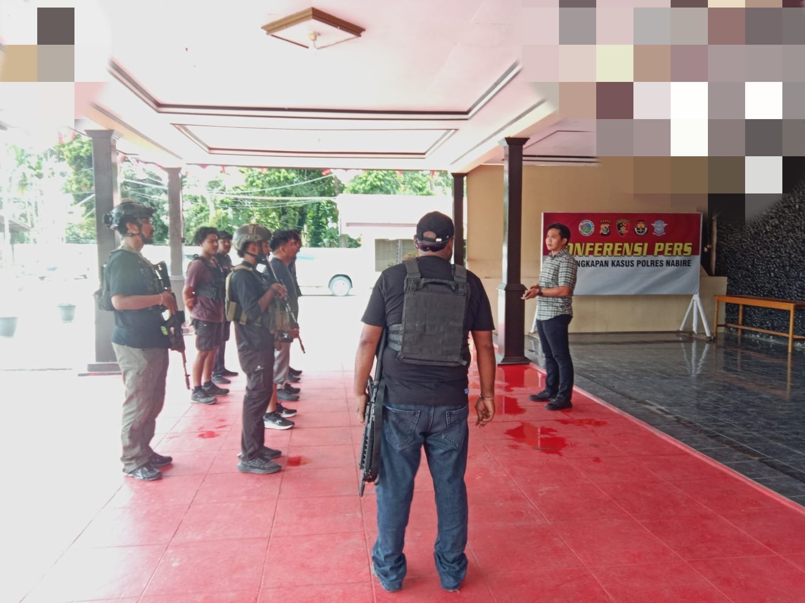 Dua Brimob Nabire Gugur Diserang KKB Aibon Kogoya, Personel Satgas Operasi Damai Cartenz melakukan olah Tempat Kejadian Perkara
