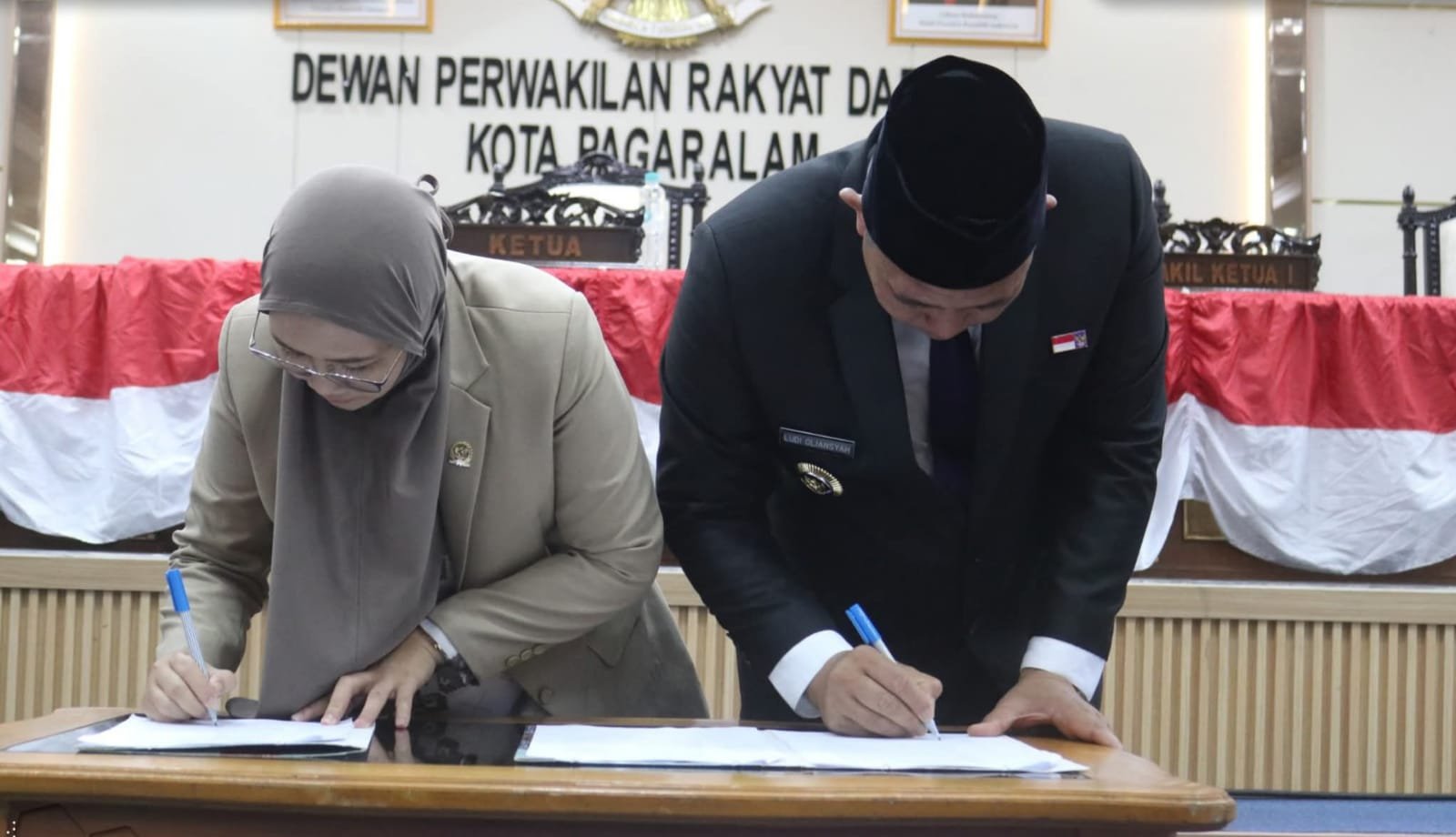 Penandatanganan keputusan bersama DPRD Penandatanganan keputusan bersama DPRD