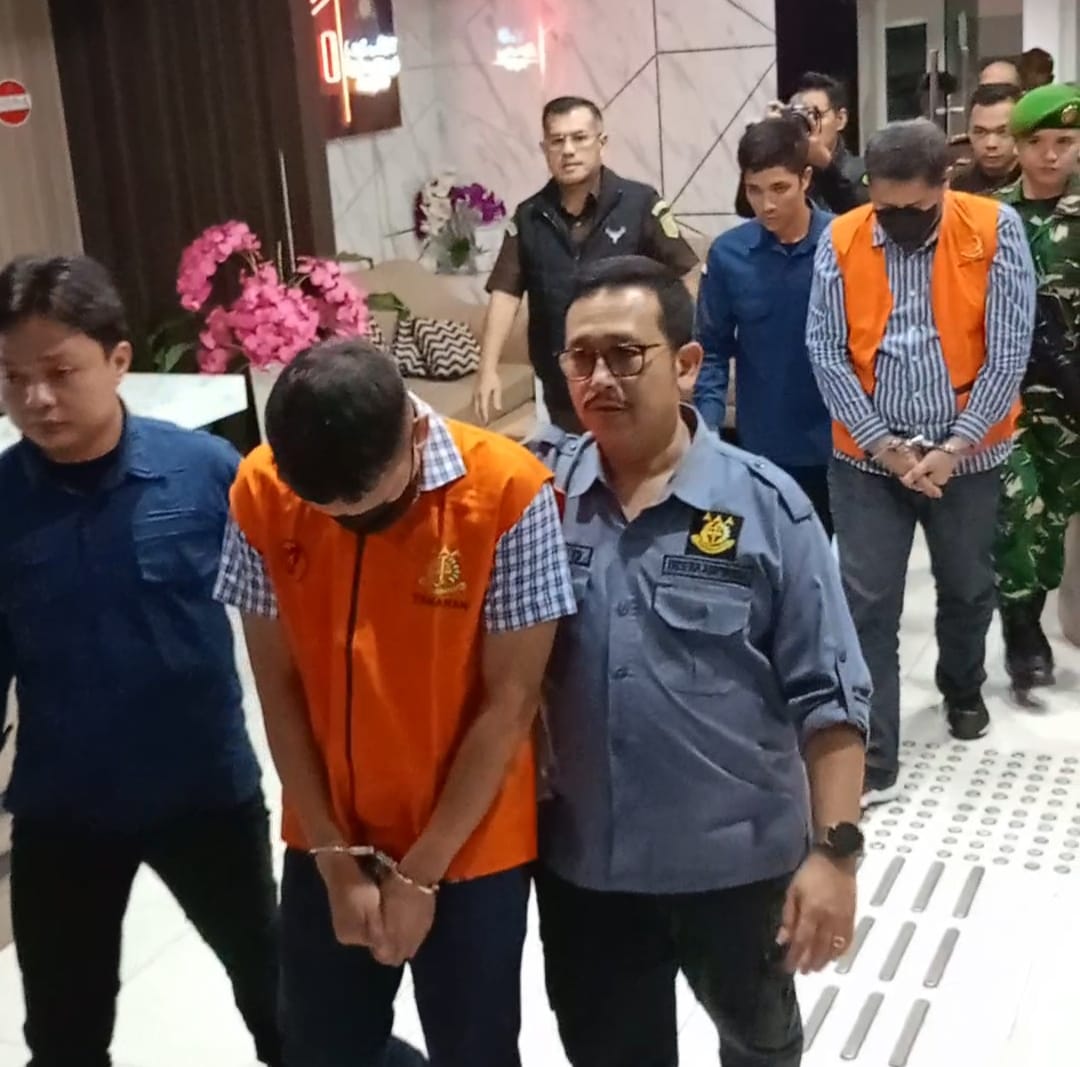 Dua tersangka dalam kasus dugaan korupsi fasilitas kredit perbankan senilai Rp119 miliar