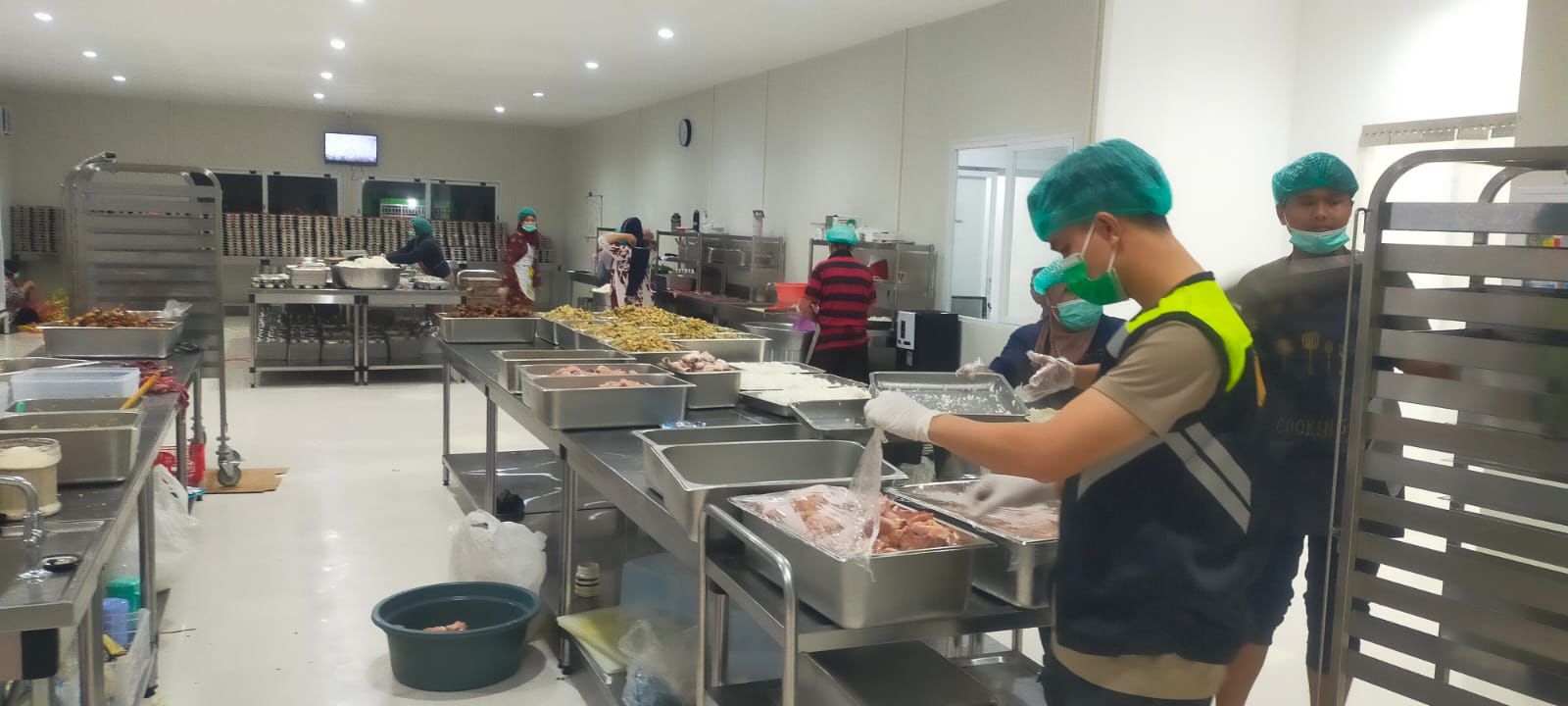 Tim FS Biddokkes Polda Bengkulu Periksa Makanan MBG