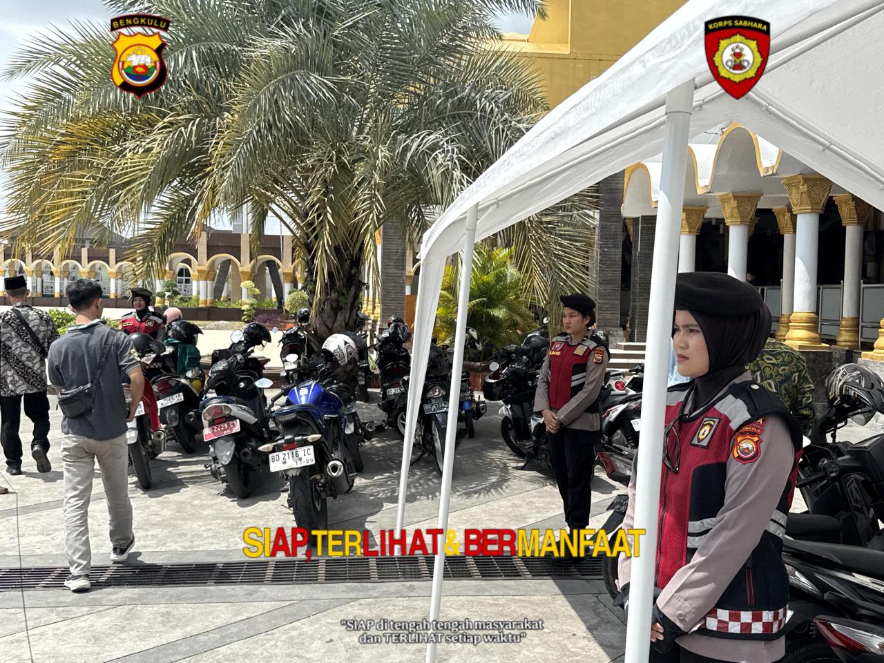 Polwan Amankan Sholat Jumat di Masjid Agung Bengkulu