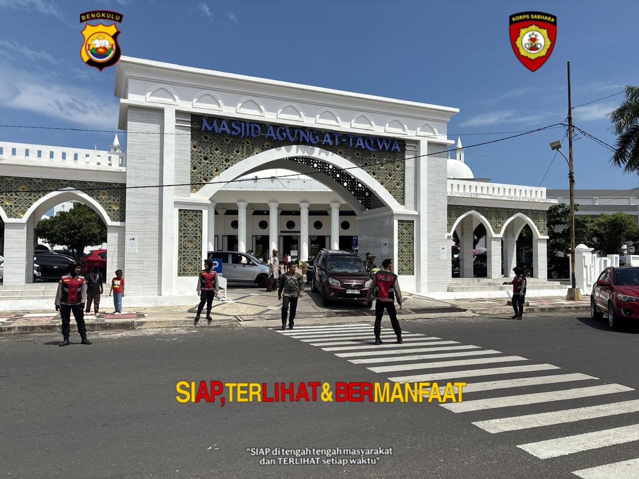 Polwan Amankan Sholat Jumat di Masjid Agung Bengkulu
