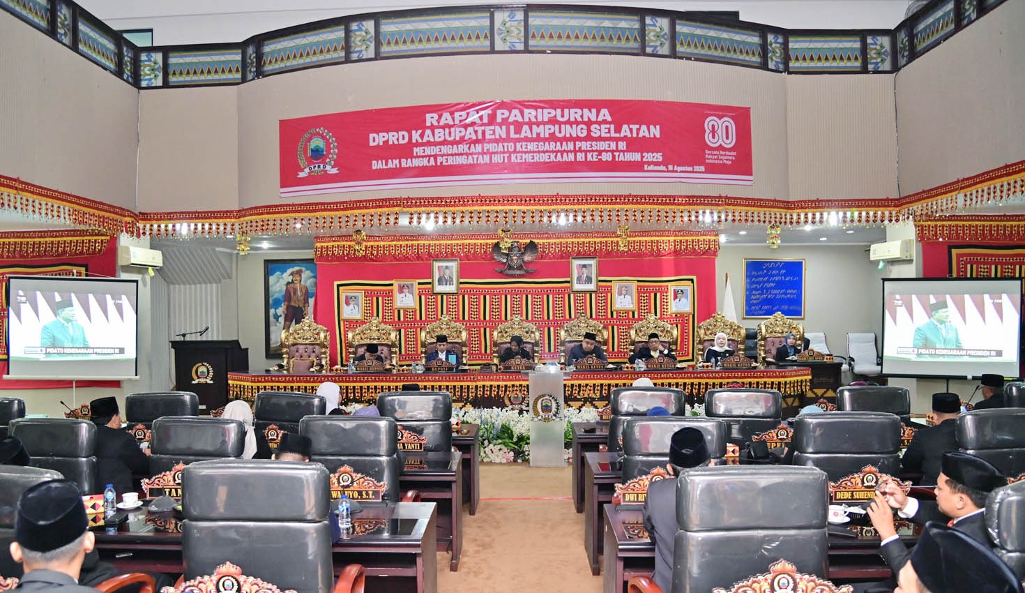 DPRD Kabupaten Lampung Selatan menggelar Rapat Paripurna Istimewa untuk memperingati Hari Ulang Tahun (HUT) ke-80 Proklamasi Kemerdekaan Republik Indonesia, Jumat (15/8/2025).
