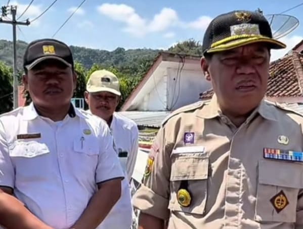Bupati Eman Tinjau Jembatan Haurgeulis Rusak