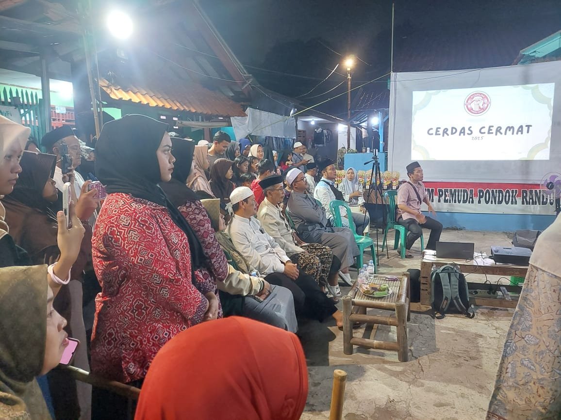 Antusias warga melihat perlombaan
