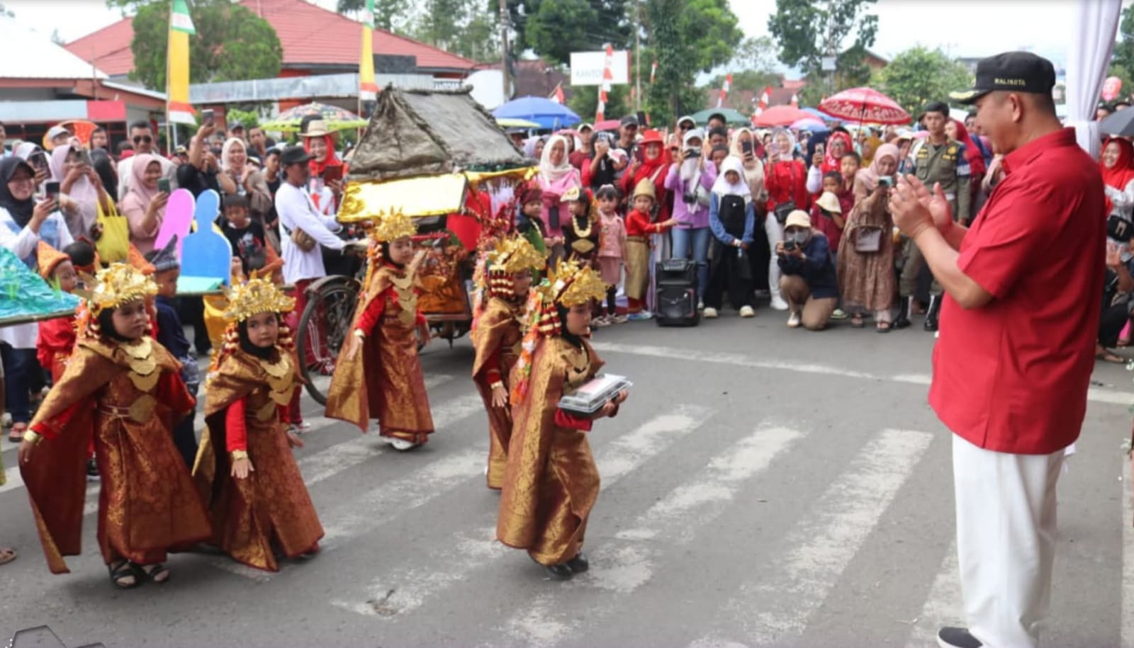Ratusan peserta menampilkan adat dan budaya Nusantara, seperti Tari Kebagh khas Kota Pagaralam