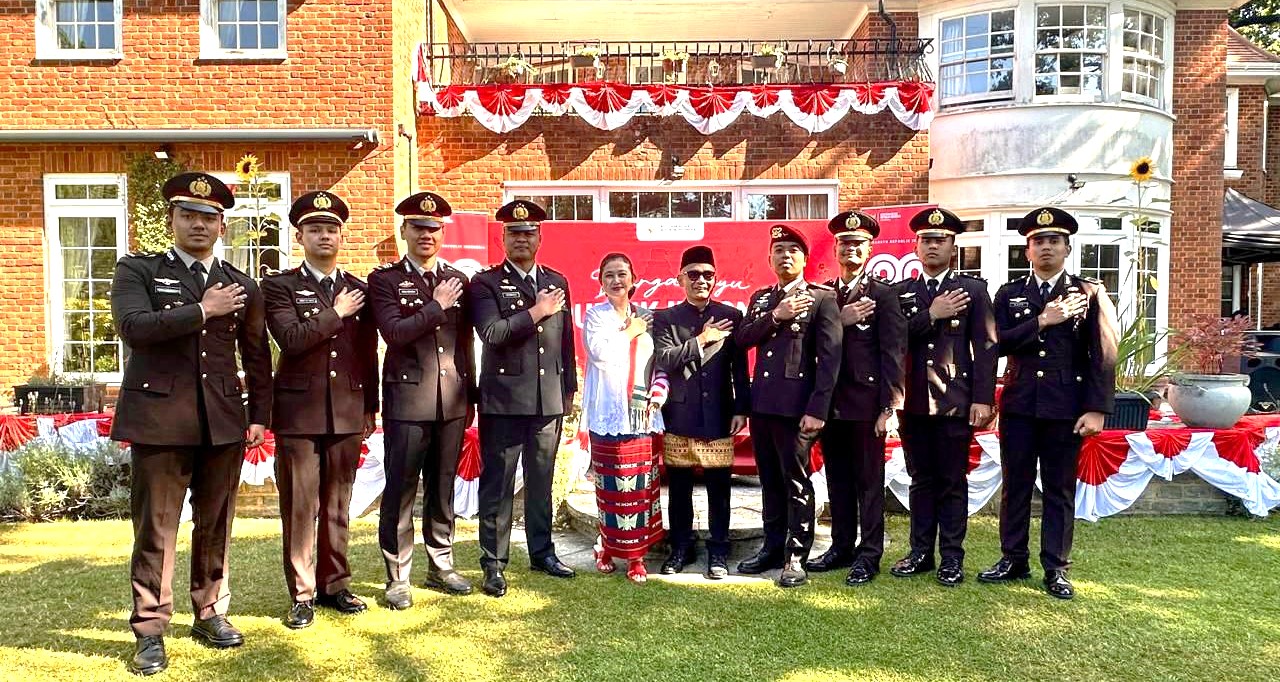 Perwira Polri penerima beasiswa LPDP mengikuti upacara HUT RI ke-80 di KBRI London.