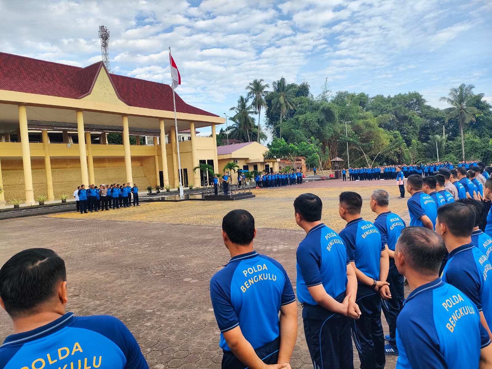 Olahraga bersama tidak hanya meningkatkan stamina, tetapi juga mempererat soliditas dan kebersamaan di lingkungan Polda Bengkulu. Olahraga bersama tidak hanya meningkatkan stamina, tetapi juga mempererat soliditas dan kebersamaan di lingkungan Polda Bengkulu.