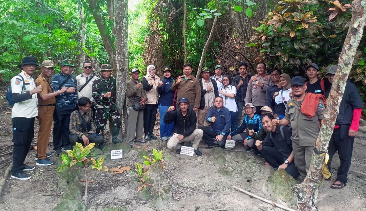 Tim Kemenko Polkam telusuri makam tentara Belanda di Pulau Sebuku.