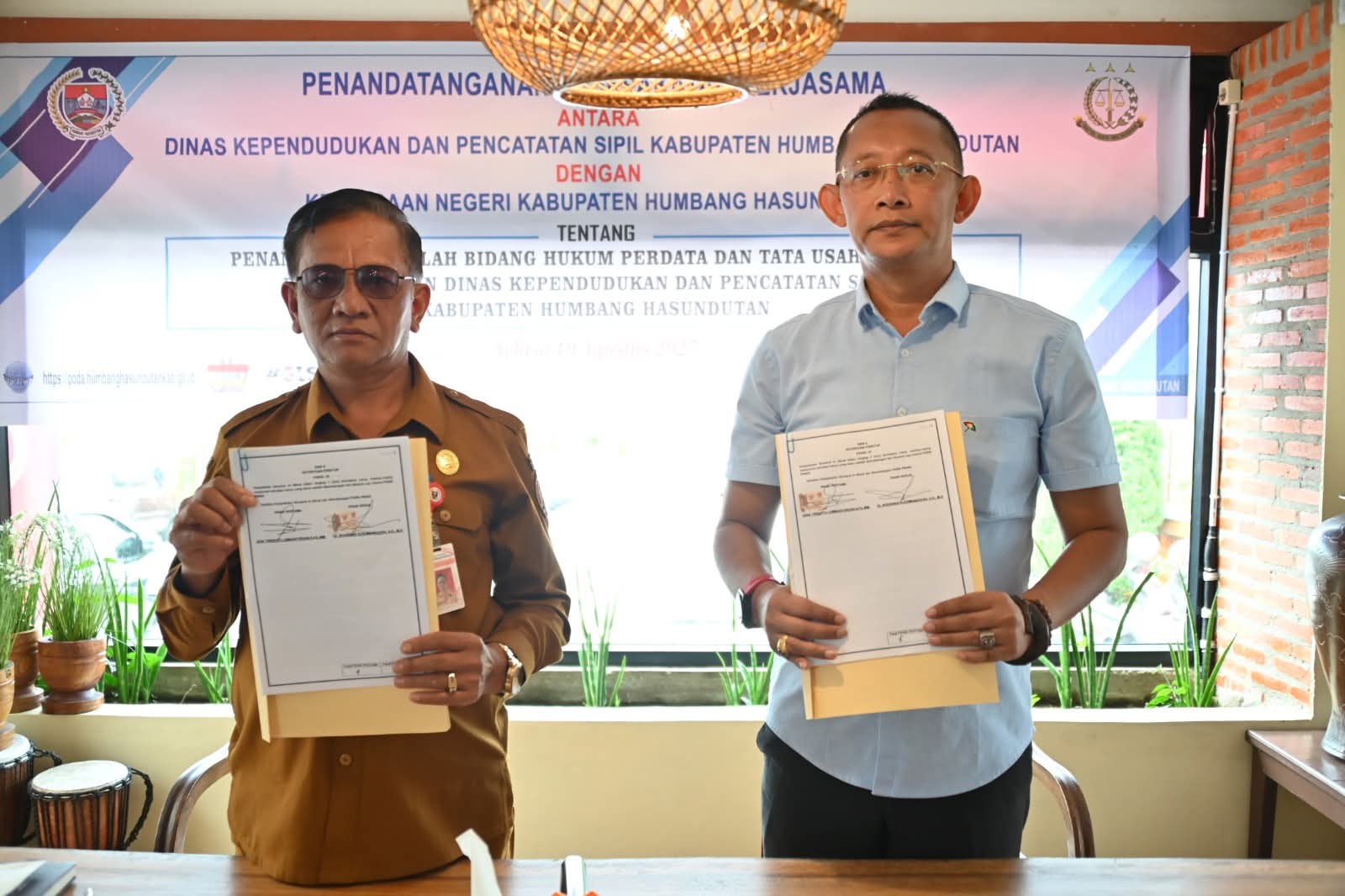 Dinas Dukcapil Humbahas dan Kejari Humbahas menandatangani nota kesepakatan penanganan hukum perdata dan TUN.