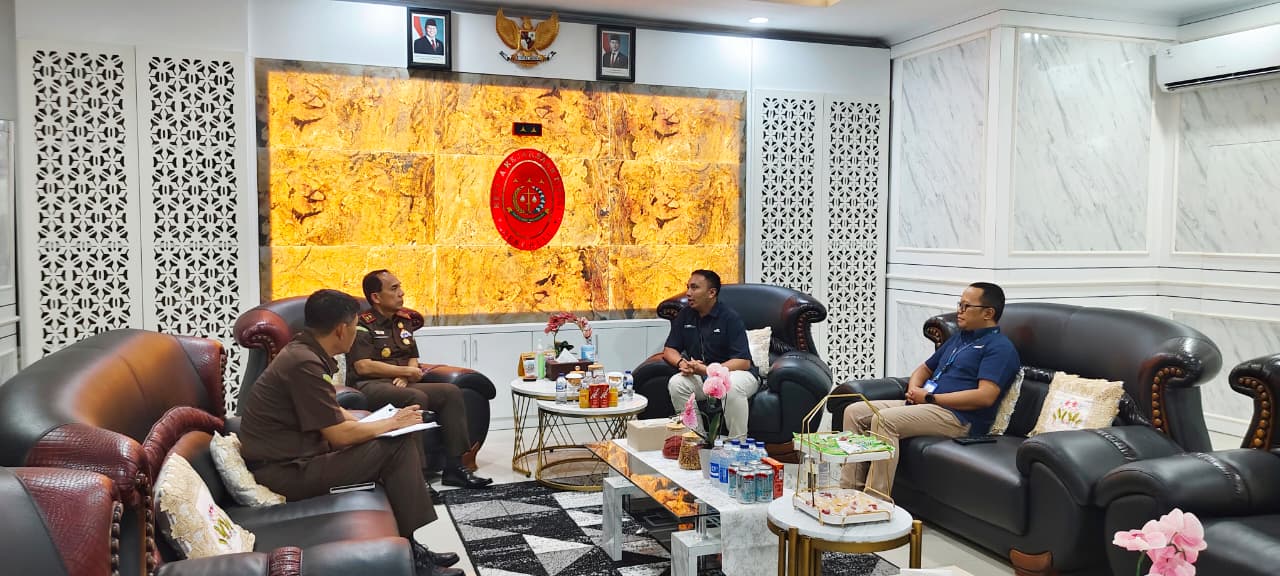Kepala Kejaksaan Tinggi Bengkulu, Victor Antonius Saragih Sidabutar, menerima kunjungan silaturahmi dari Branch Manager PT Taspen Bengkulu, Indra Kusuma Wardhana, bersama Branch Manager Bank Mandiri Taspen, Aming Sudrajat, Selasa (19/8/2025). Kepala Kejaksaan Tinggi Bengkulu, Victor Antonius Saragih Sidabutar, menerima kunjungan silaturahmi dari Branch Manager PT Taspen Bengkulu, Indra Kusuma Wardhana, bersama Branch Manager Bank Mandiri Taspen, Aming Sudrajat, Selasa (19/8/2025).