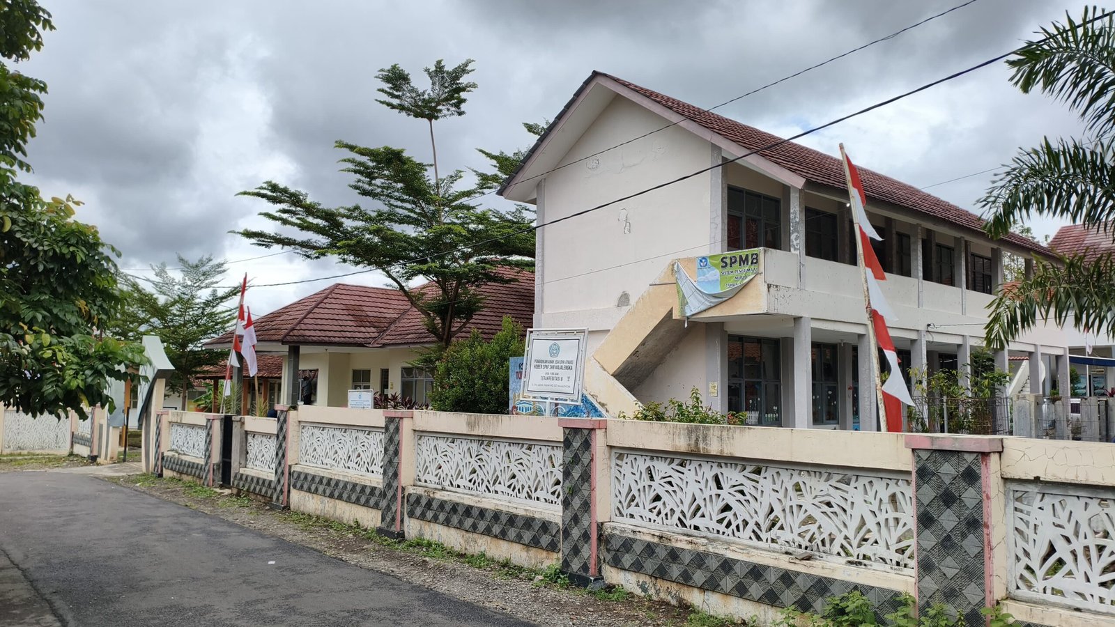 Tampak siamping Sekolah Rakyat jenjang SMP. 