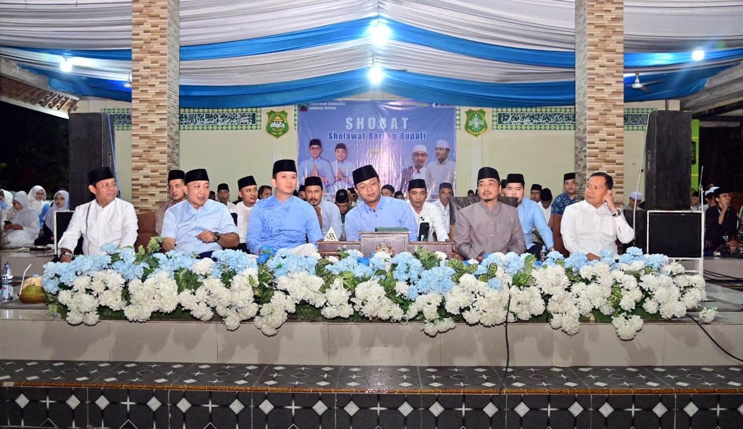 Bupati Lampung Selatan Radityo Egi Pratama janji perbaikan jalan saat Sholawat Bareng di Candipuro.