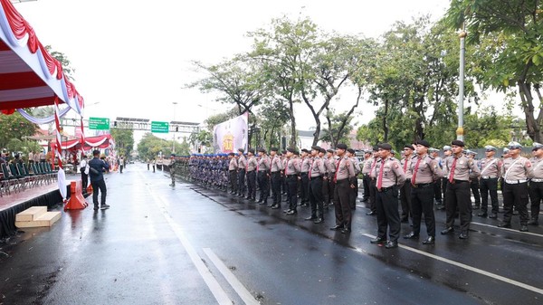 Hari Juang Polri 2025 digelar di Surabaya. Kapolri Listyo Sigit Prabowo memimpin upacara,