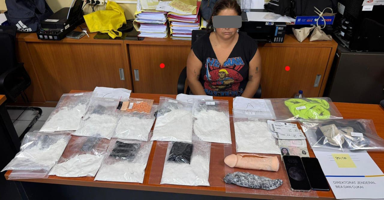 NSBC (42) Kurir Peru Ditangkap di Bali dengan barang bukti kokain 1.432,81 gram netto dan 85 butir ekstasi seberat 33,9 gram netto dengan nilai Rp10 miliar.