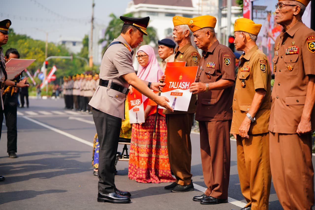Jenderal Sigit memberikan santunan kepada veteran Polri