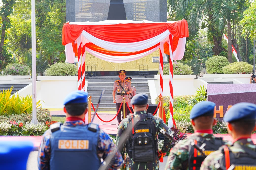 Kapolri Jenderal Listyo Sigit memimpin Upacara Hari Juang Polri 2025 di Surabaya.