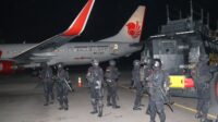 Personil Gegana Brimob Polda Bengkulu menggelar latihan simulasi darurat di Bandara Fatmawati.