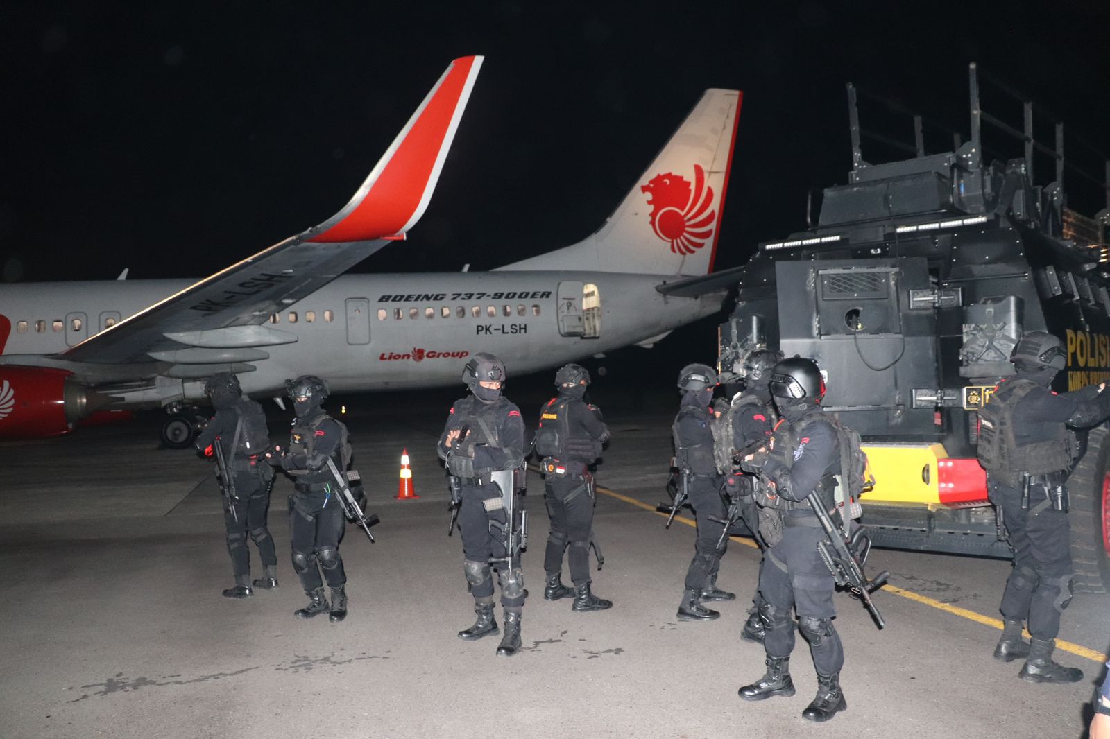 Personil Gegana Brimob Polda Bengkulu menggelar latihan simulasi darurat di Bandara Fatmawati.