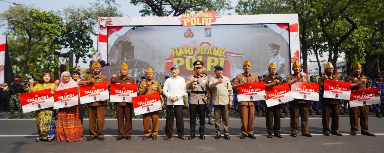 Jenderal Sigit memberikan santunan kepada veteran Polri