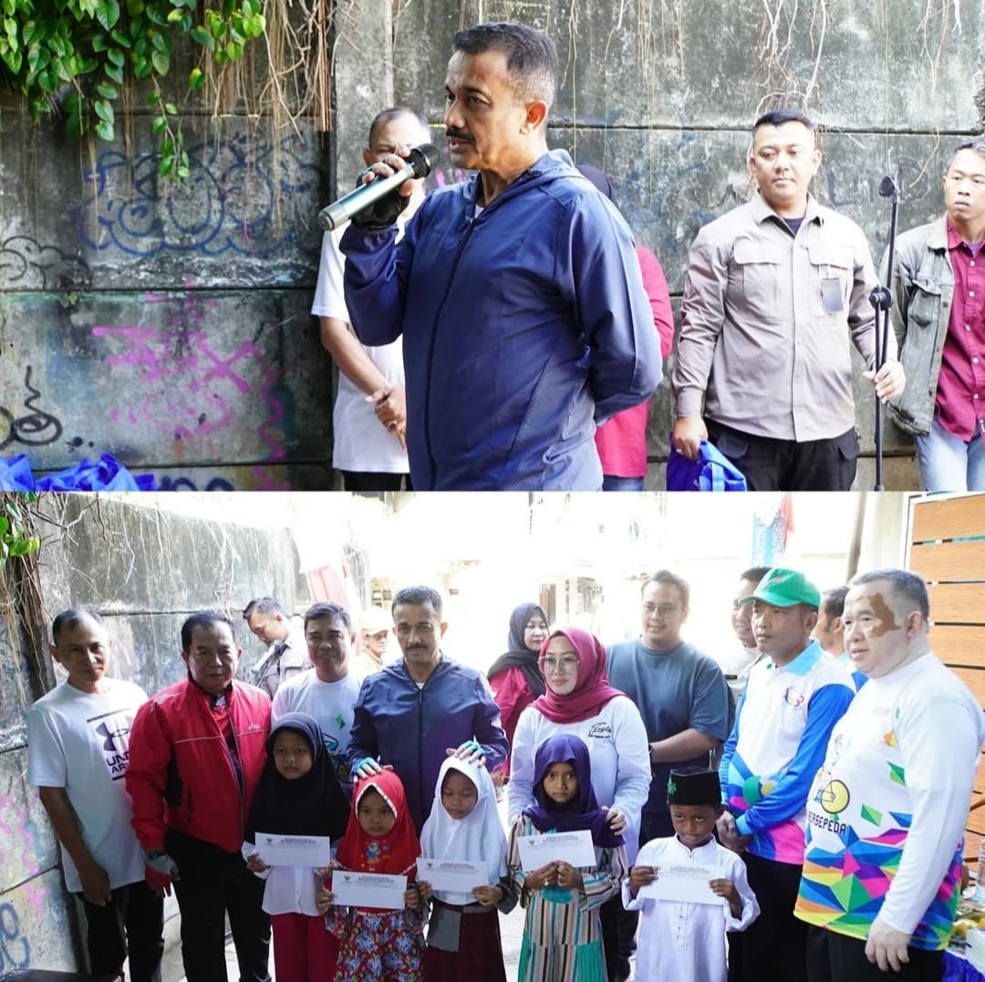 Wali Kota Jakarta Selatan M. Anwar menyerahkan santunan anak yatim di Kramat Pela.