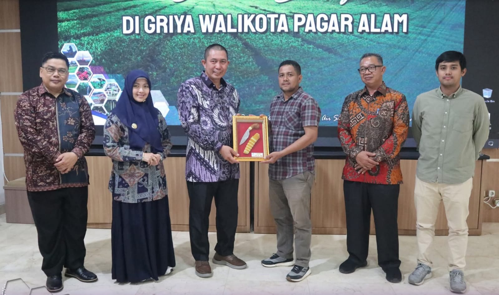 Wali Kota Pagaralam Ludi Oliansyah menerima Tim Penilai Adipura 2025.
