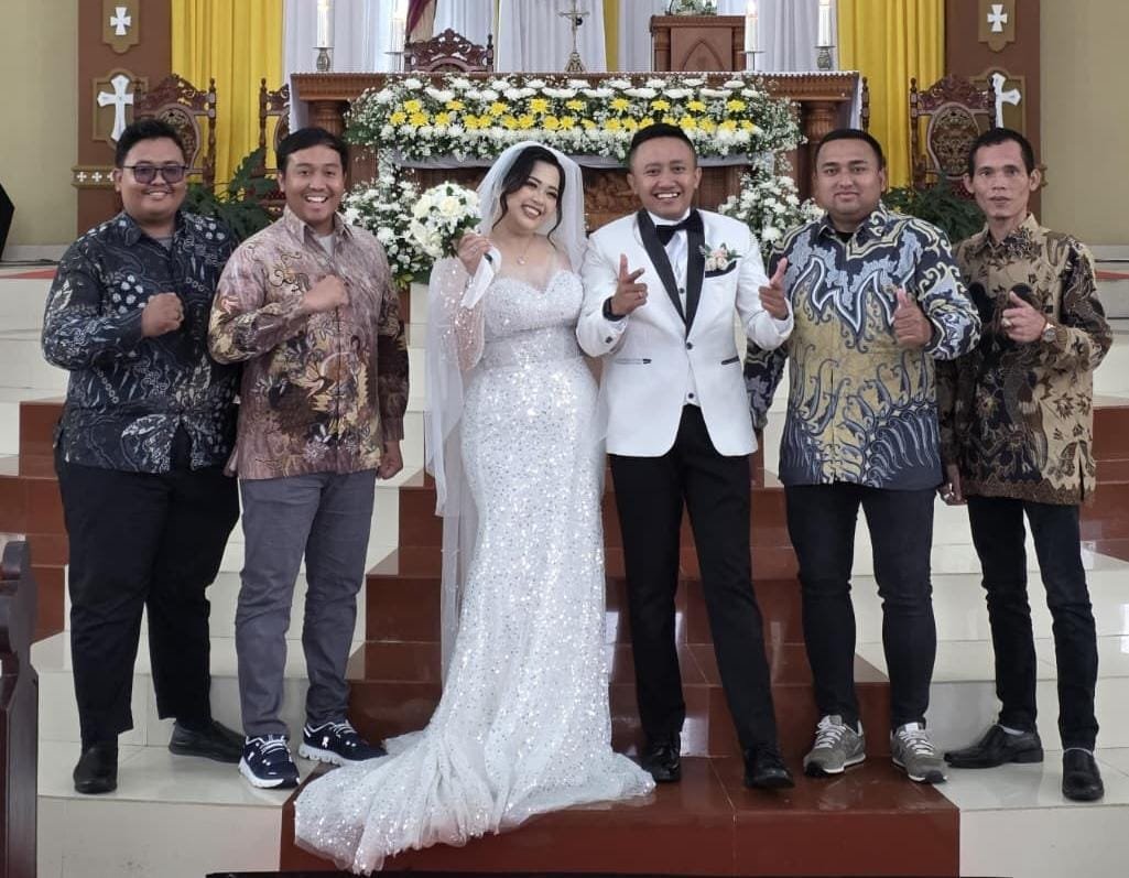 Para sahabat turut hadir dalam pernikahan Bagus JB dan Olivia.