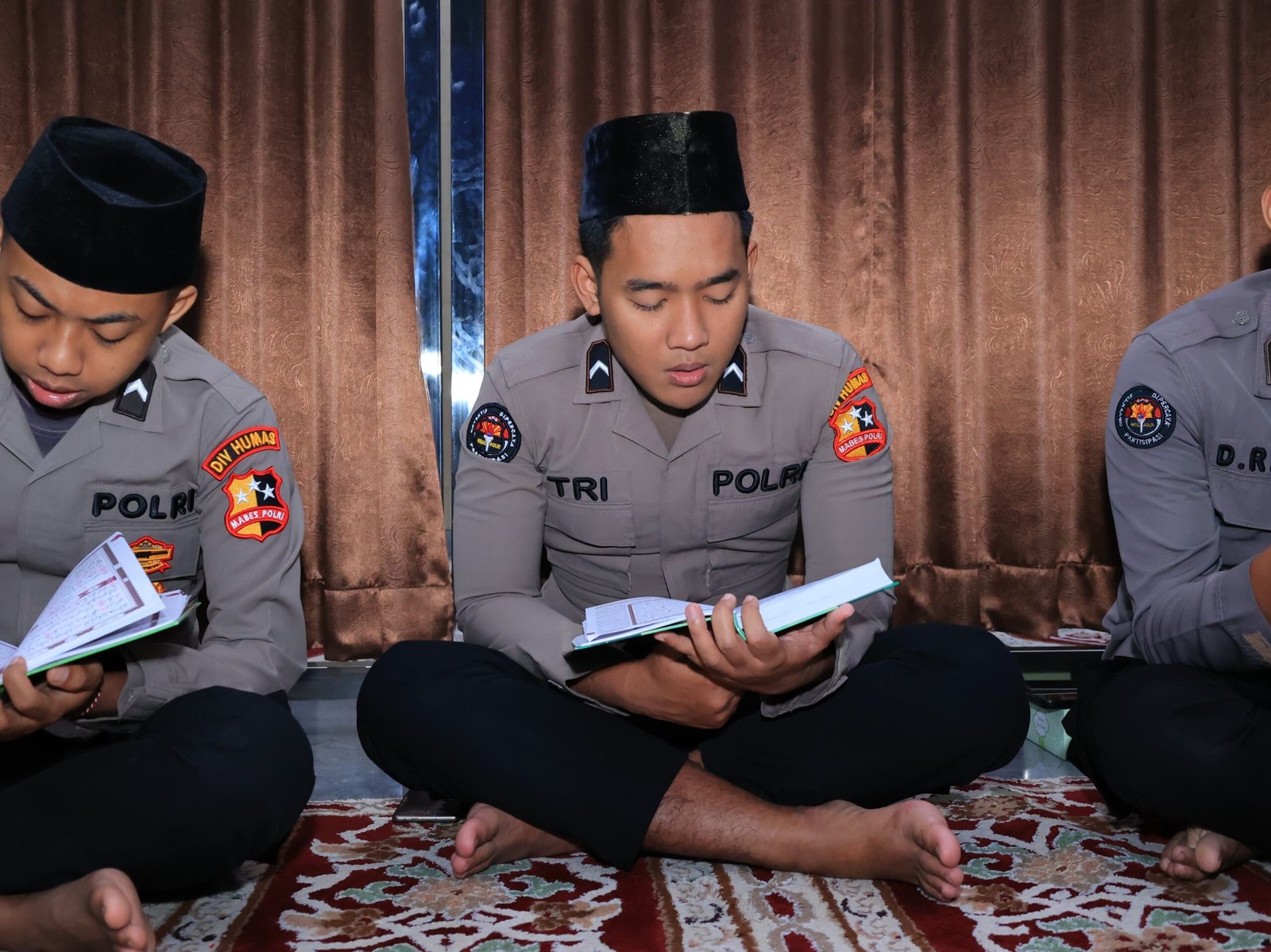Bripda Tri mengikuti pengajian dan khataman Al-Qur’an. Bripda Tri mengikuti pengajian dan khataman Al-Qur’an.