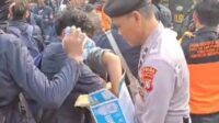 Polisi bagikan air mineral ke massa demo Senayan