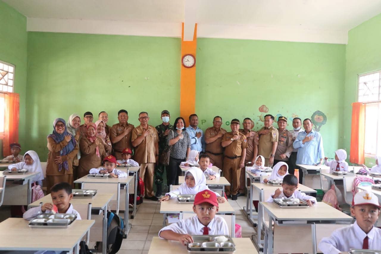 Pemkot Pagaralam meluncurkan program Makan Bergizi Gratis di SDN 07