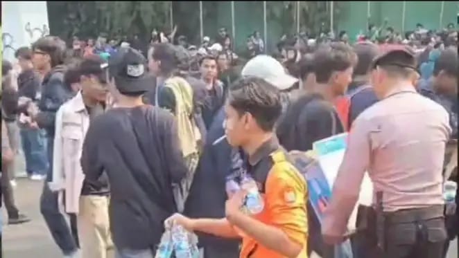 etugas bahkan membagikan air mineral kepada massa