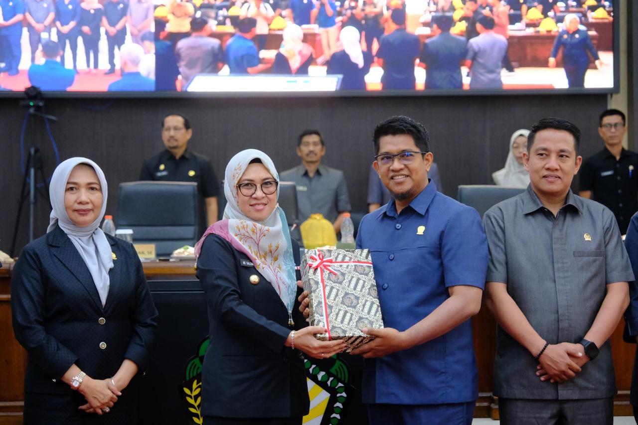 Bupati Gowa Sitti Husniah Talenrang serahkan Ranperda APBD Perubahan 2025.