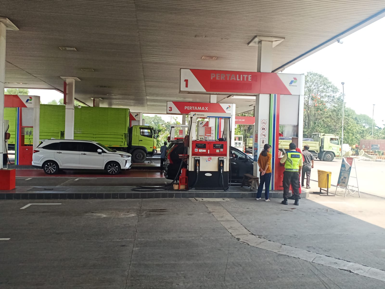 Kericuhan terjadi di SPBU BIC Purwakarta akibat masalah verifikasi barcode Pertalite. Pelanggan kehilangan waktu karena prosedur pelayanan berbelit.