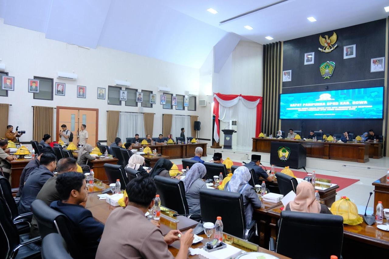 Rapat Paripurna DPRD Kabupaten Gowa dengan agenda Pandangan Umum Fraksi-Fraksi atas Nota Keuangan dan Ranperda Tentang Perubahan APBD Kabupaten Gowa Tahun Anggaran 2025 di Ruang Rapat Paripurna, Selasa (26/8). Rapat Paripurna DPRD Kabupaten Gowa dengan agenda Pandangan Umum Fraksi-Fraksi atas Nota Keuangan dan Ranperda Tentang Perubahan APBD Kabupaten Gowa Tahun Anggaran 2025 di Ruang Rapat Paripurna, Selasa (26/8).