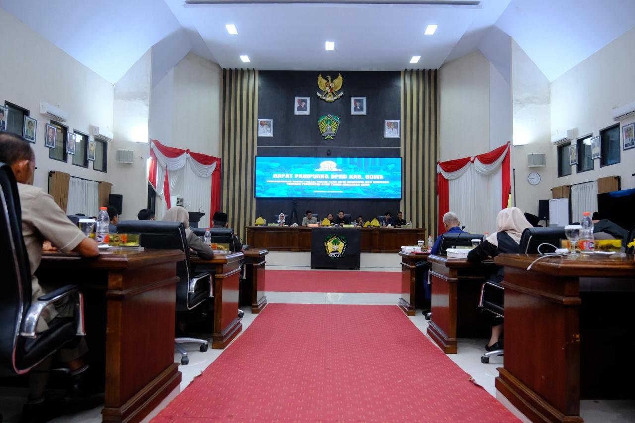 Rapat Paripurna DPRD Kabupaten Gowa dengan agenda Pandangan Umum Fraksi-Fraksi atas Nota Keuangan dan Ranperda Tentang Perubahan APBD Kabupaten Gowa Tahun Anggaran 2025 di Ruang Rapat Paripurna, Selasa (26/8). Rapat Paripurna DPRD Kabupaten Gowa dengan agenda Pandangan Umum Fraksi-Fraksi atas Nota Keuangan dan Ranperda Tentang Perubahan APBD Kabupaten Gowa Tahun Anggaran 2025 di Ruang Rapat Paripurna, Selasa (26/8).