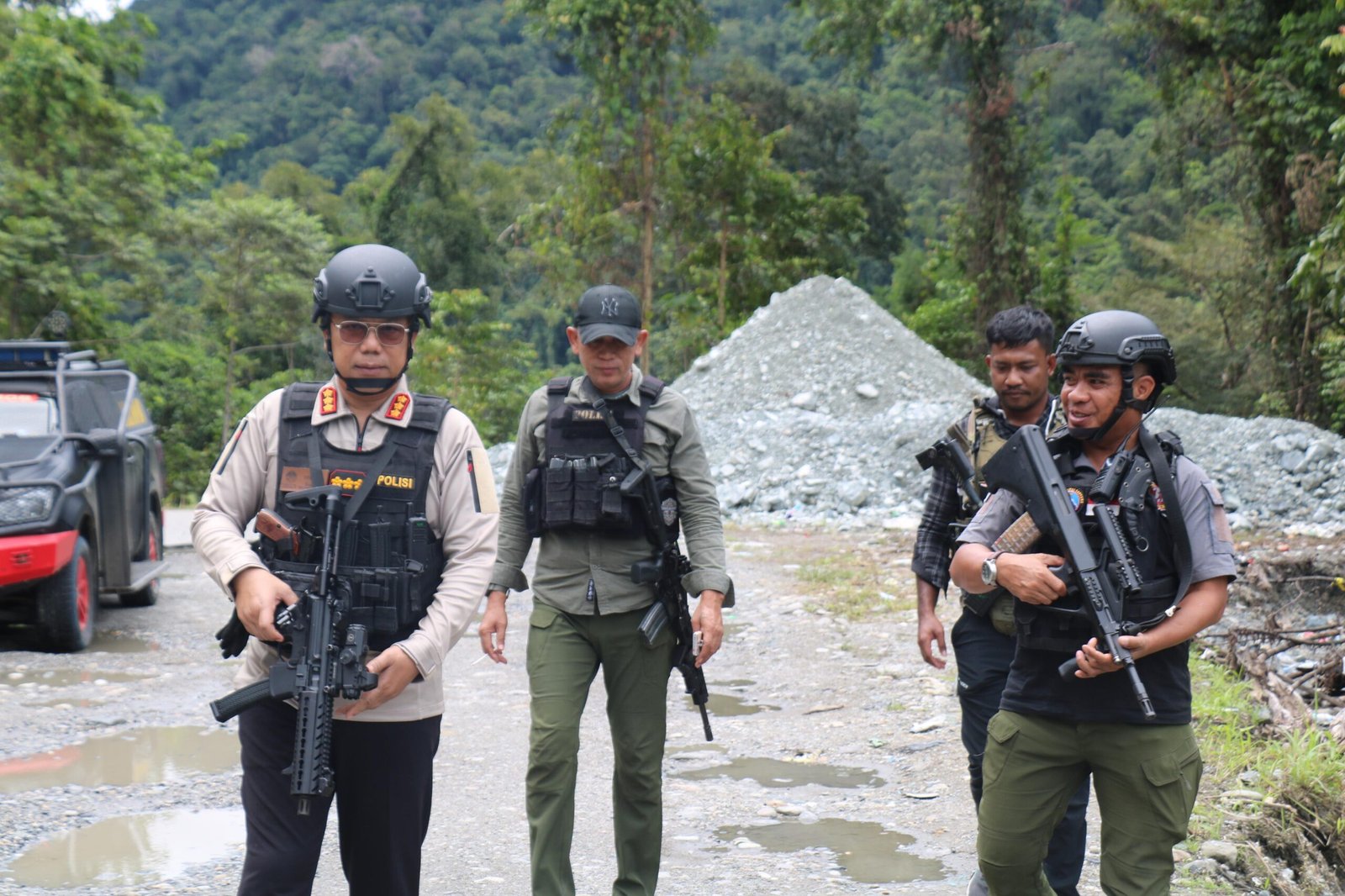 Rekonstruksi berlangsung dengan pengamanan ketat. Satgas mengerahkan 15 kendaraan taktis, 24 senjata laras panjang, body vest, dan helm tempur.