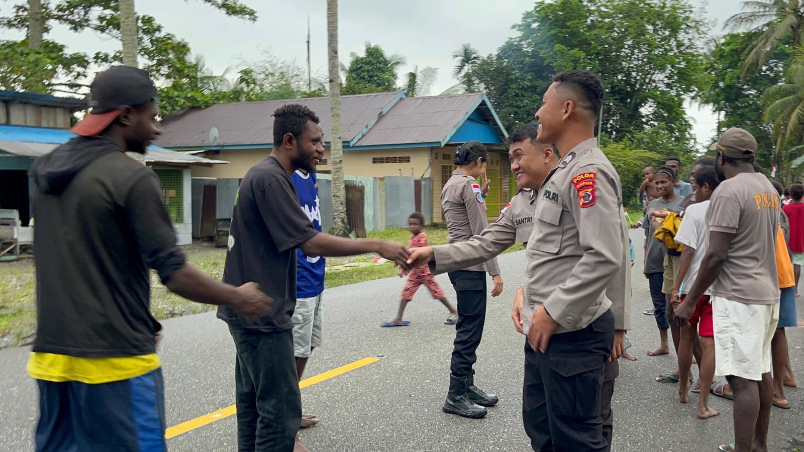 Satgas Ops Damai Cartenz berkomitmen melanjutkan kegiatan humanis di Papua. Satgas Ops Damai Cartenz berkomitmen melanjutkan kegiatan humanis di Papua.