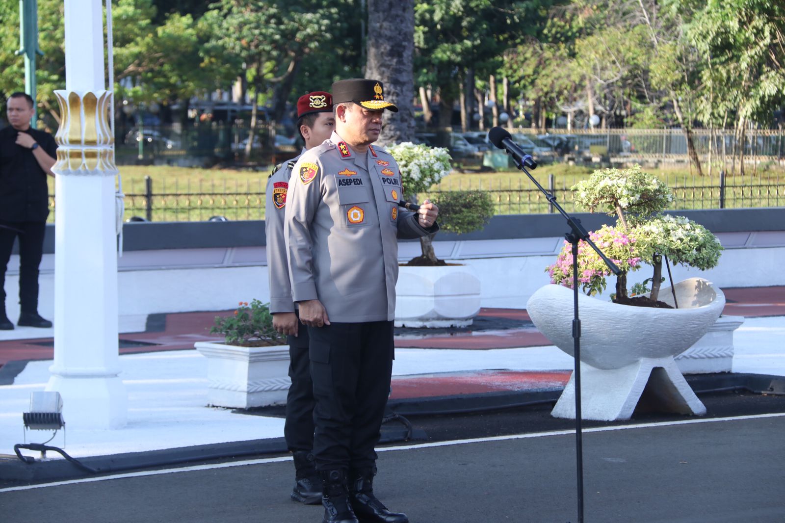 Kapolda Metro Jaya Irjen Pol Asep Edi Suheri menegaskan tidak ada personel yang membawa senjata api saat pengamanan aksi buruh di DPR RI.