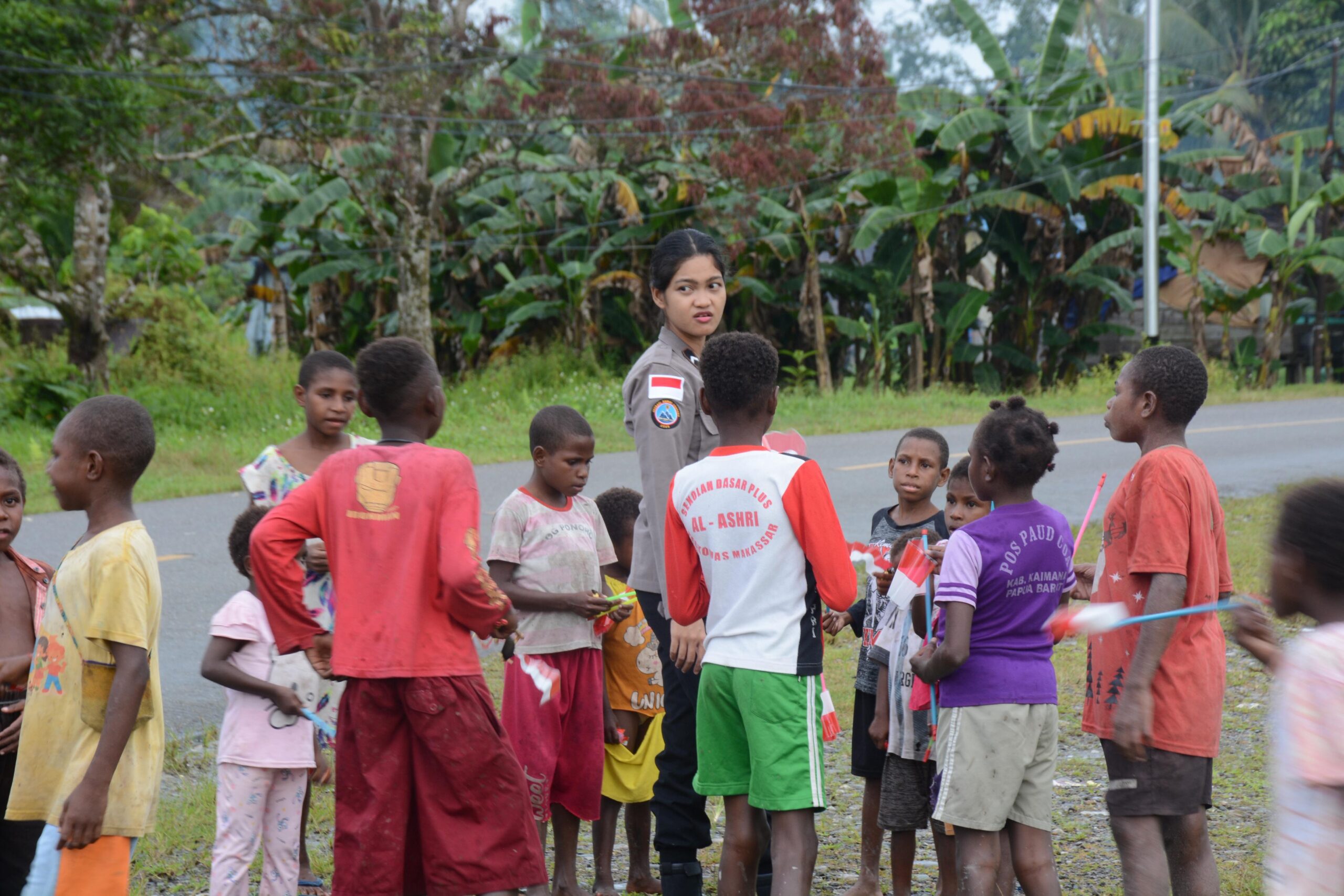 Satgas Ops Damai Cartenz berbagi keceriaan bersama anak-anak Pomako, Mimika.