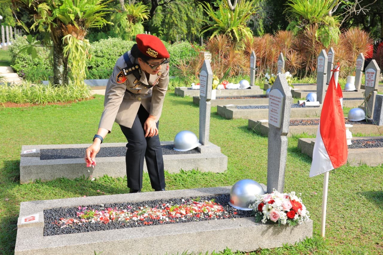 Polwan Mabes Polri Ziarah ke TMP Kalibata HUT ke-77