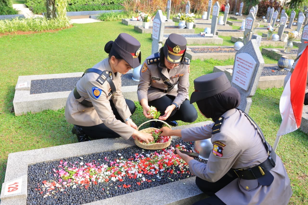 Polwan Mabes Polri Ziarah ke TMP Kalibata HUT ke-77