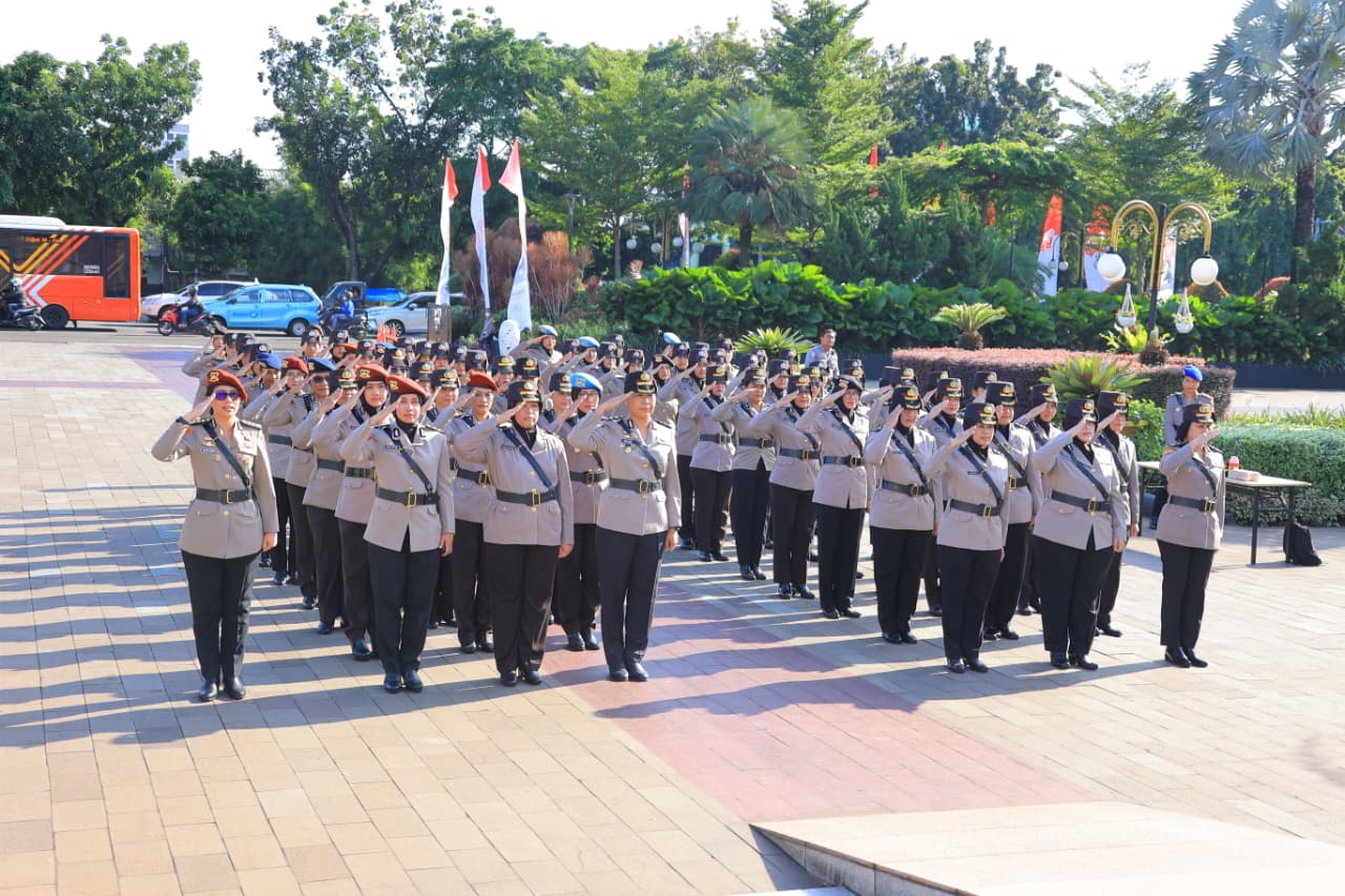 Polwan Mabes Polri ziarah dan tabur bunga di TMP Kalibata untuk memperingati Hari Jadi ke-77 Polwan RI.