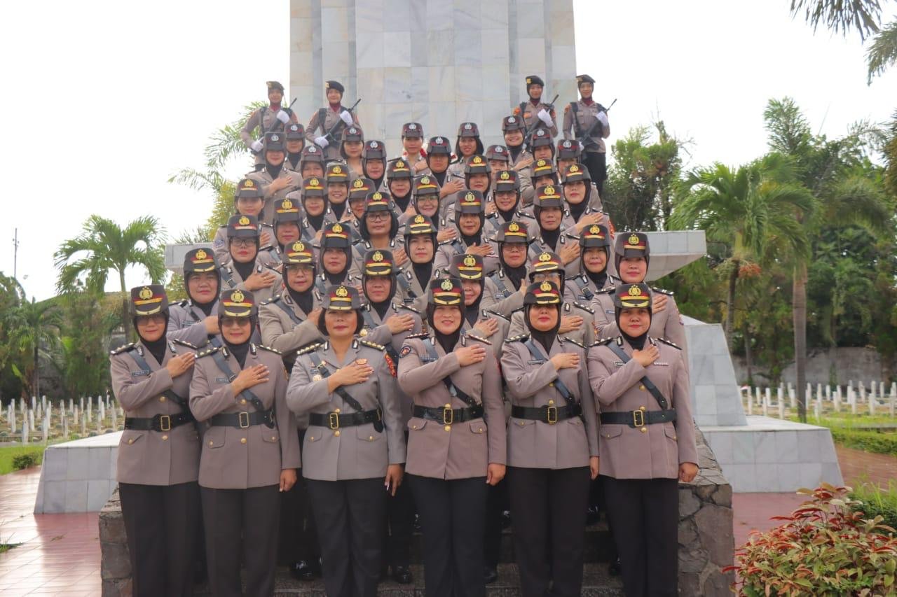 Polwan Polda Lampung Gelar Ziarah HUT ke-77 di TMP