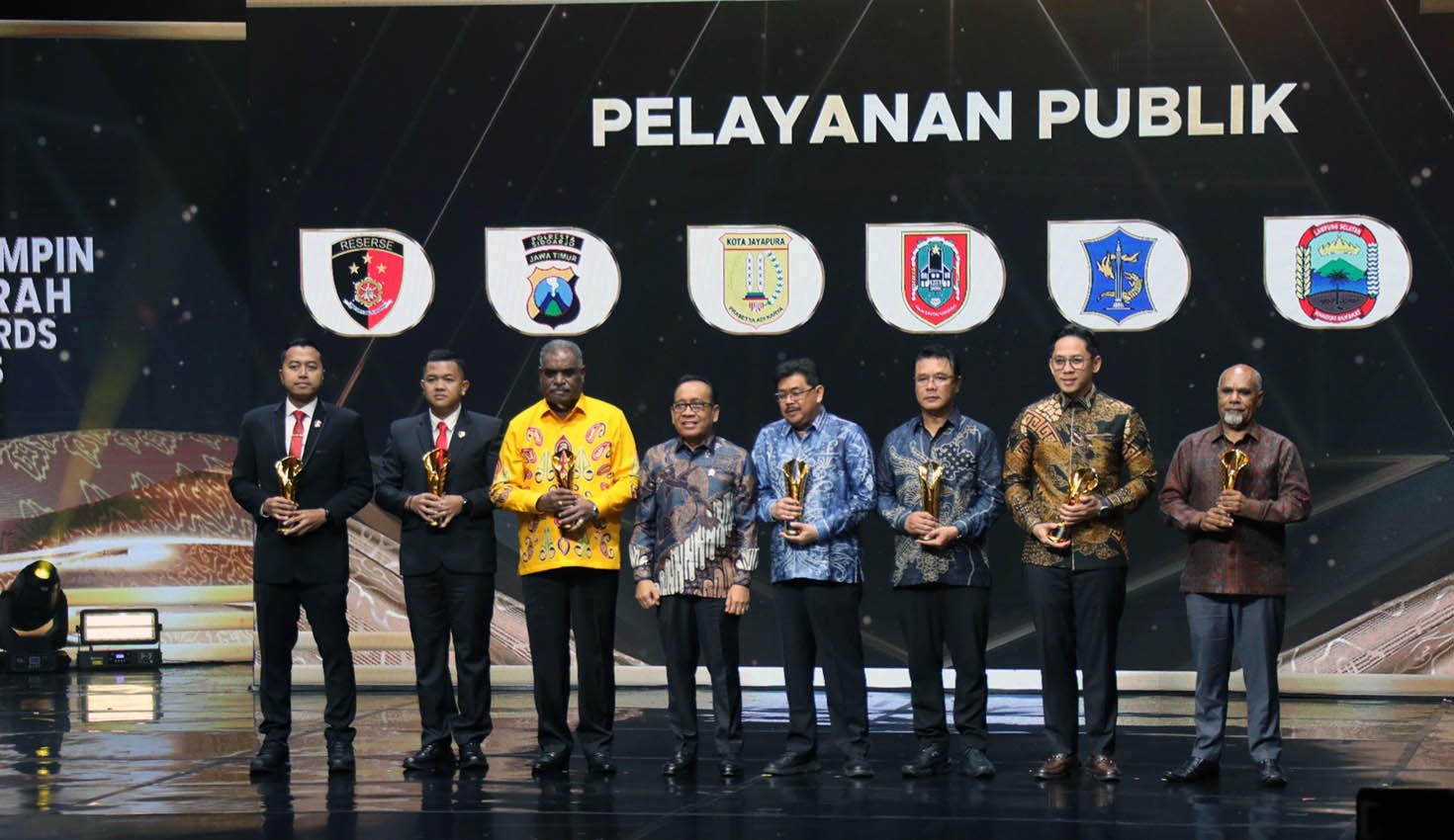 Bupati Lampung Selatan Radityo Egi Pratama raih penghargaan iNews TV 2025 atas kepemimpinannya yang terbuka dan tanpa batas sosial dalam pelayanan publik.
