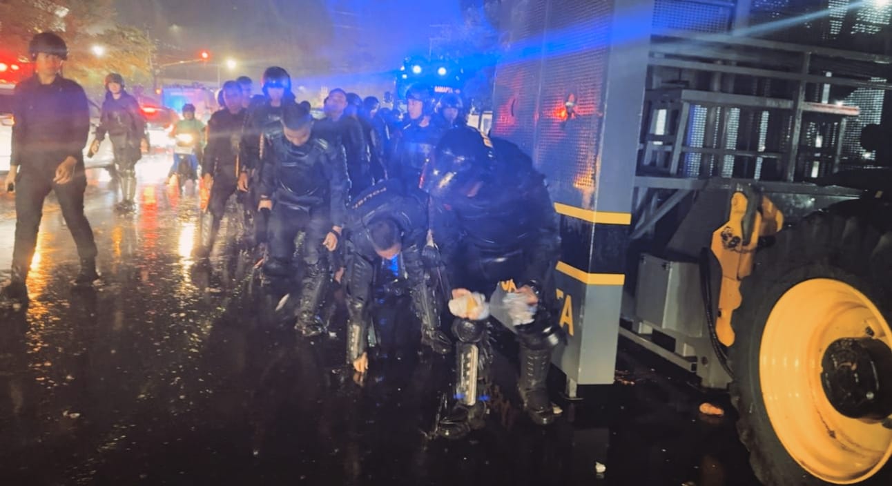 Brimob Bengkulu gelar kurve usai amankan aksi unjuk rasa di DPRD.